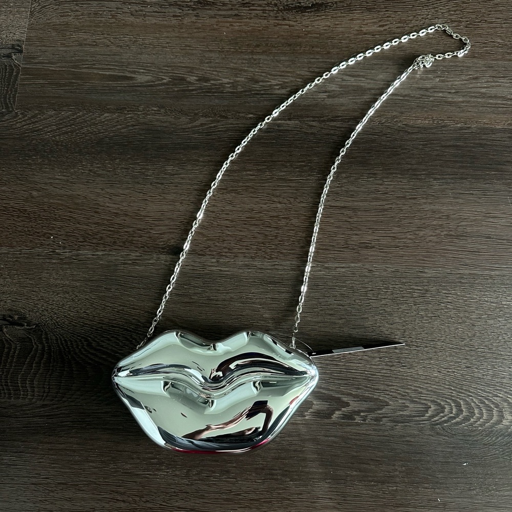 Fashion Nova Silver Lip-Shaped Crossbody Bag